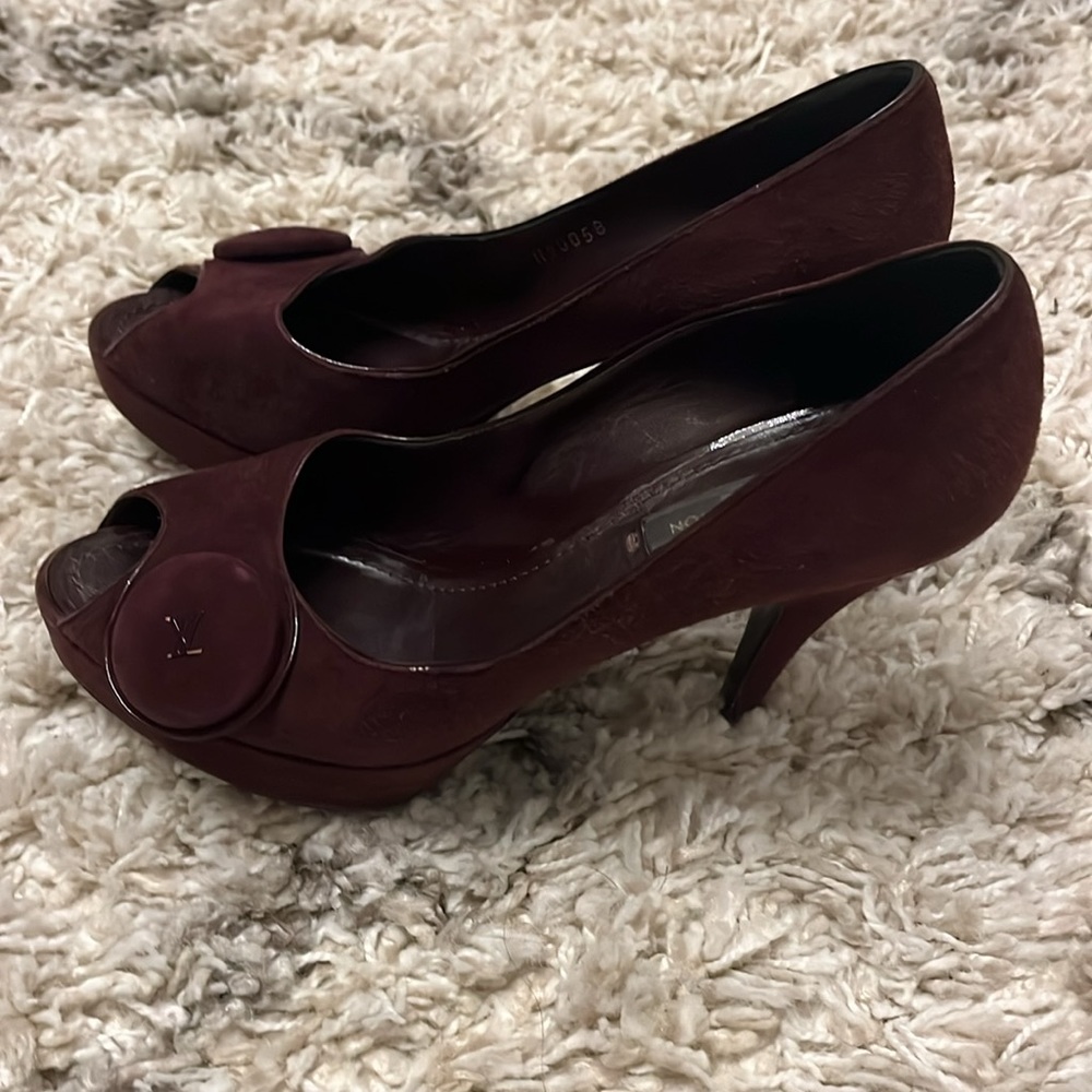 Louis Vuitton platform pump. Suede. Heels. Plum. Purple. Size 35.5.
